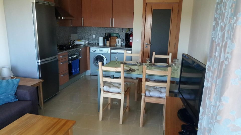 Kitchen or kitchenette, Living room, Dining area, minibar, pet friendly
