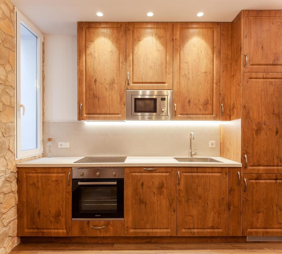 Kitchen or kitchenette, dishwasher, minibar