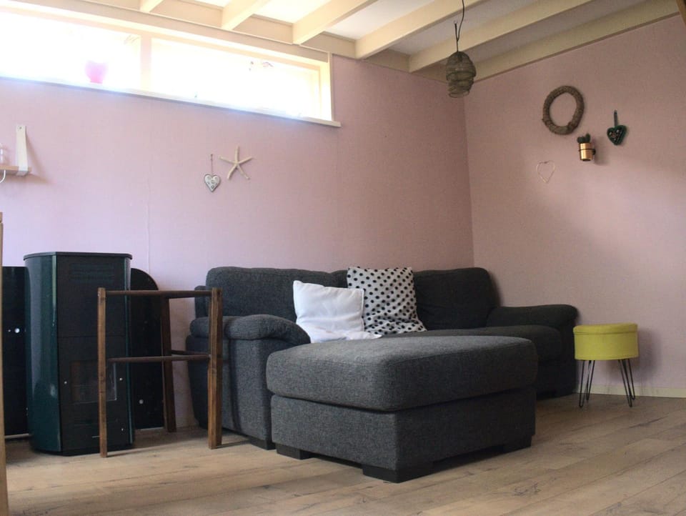 Small, cute and cozy little holiday home Chalet in Hippolytushoef