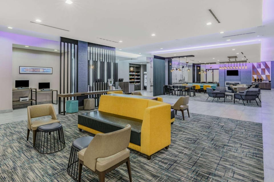TV and multimedia, Lobby or reception, Business facilities, Seating area