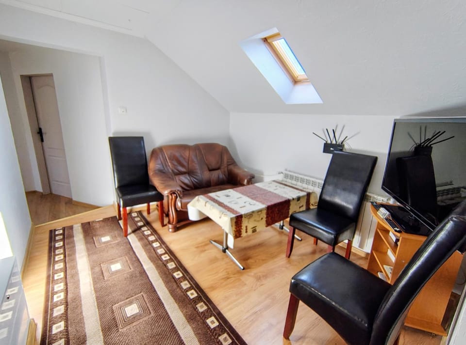 Communal lounge/ TV room, TV and multimedia, Seating area
