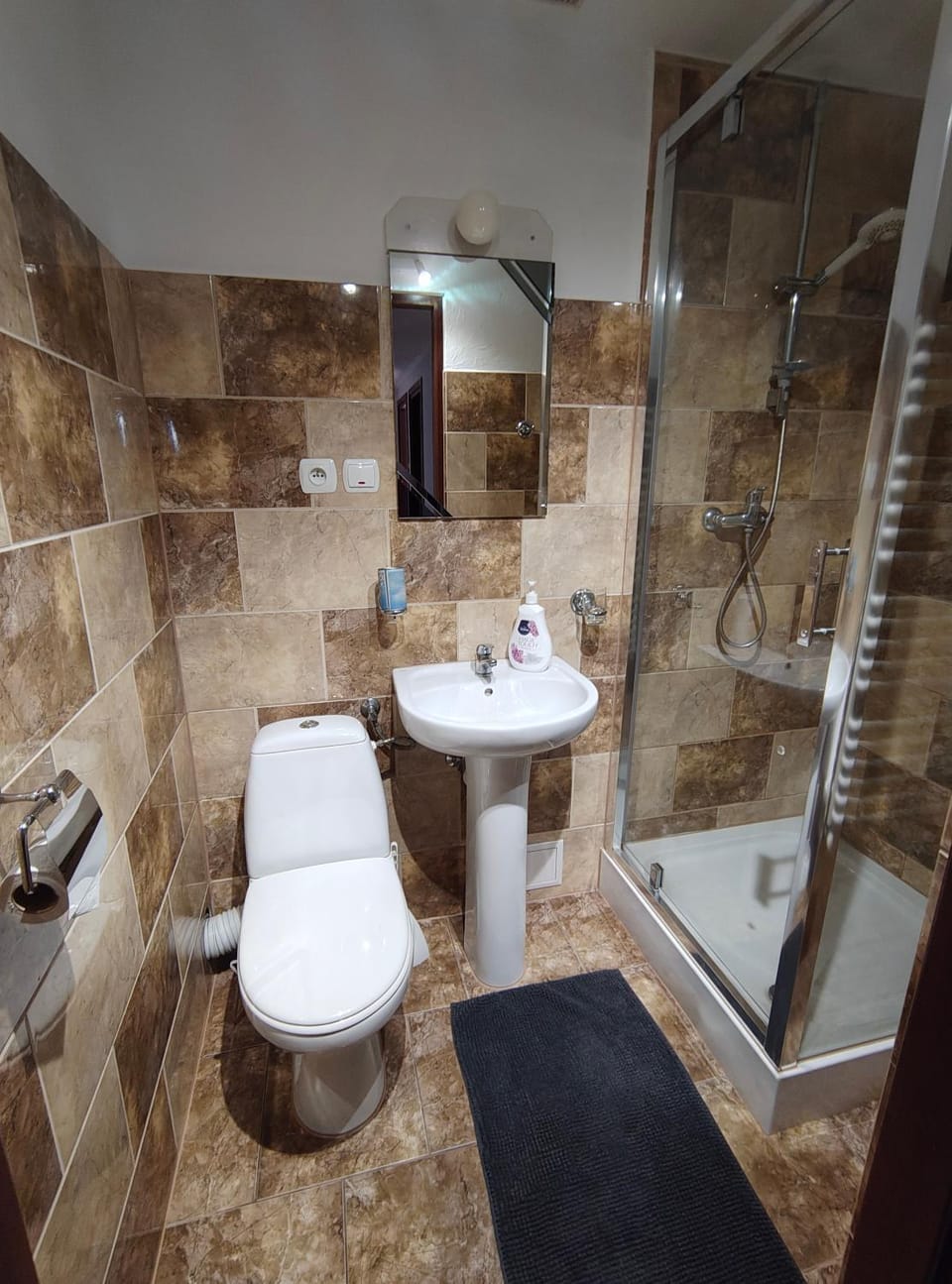 Shower, Toilet, Bathroom, towels
