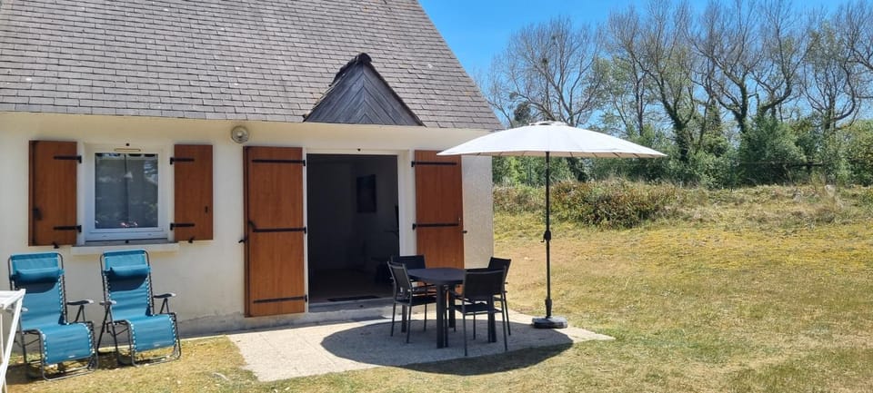 Property building, Garden, Garden view, sunbed