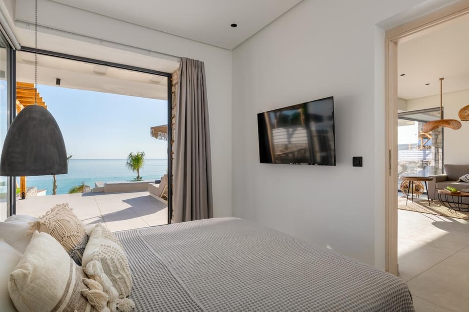 Bed, TV and multimedia, Bedroom, Sea view