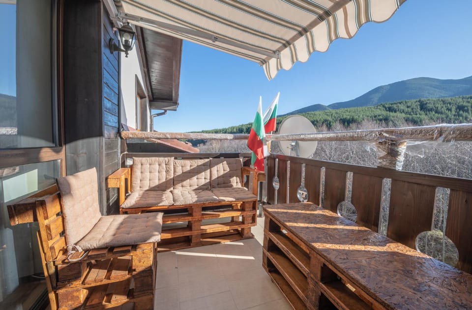 Balcony/Terrace, Mountain view