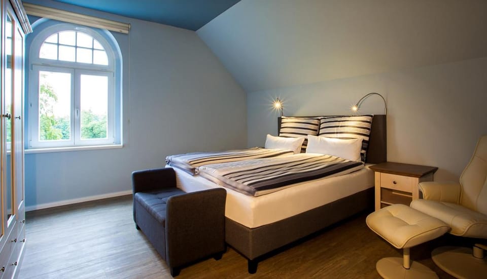 Bed, Photo of the whole room, Seating area, Bedroom