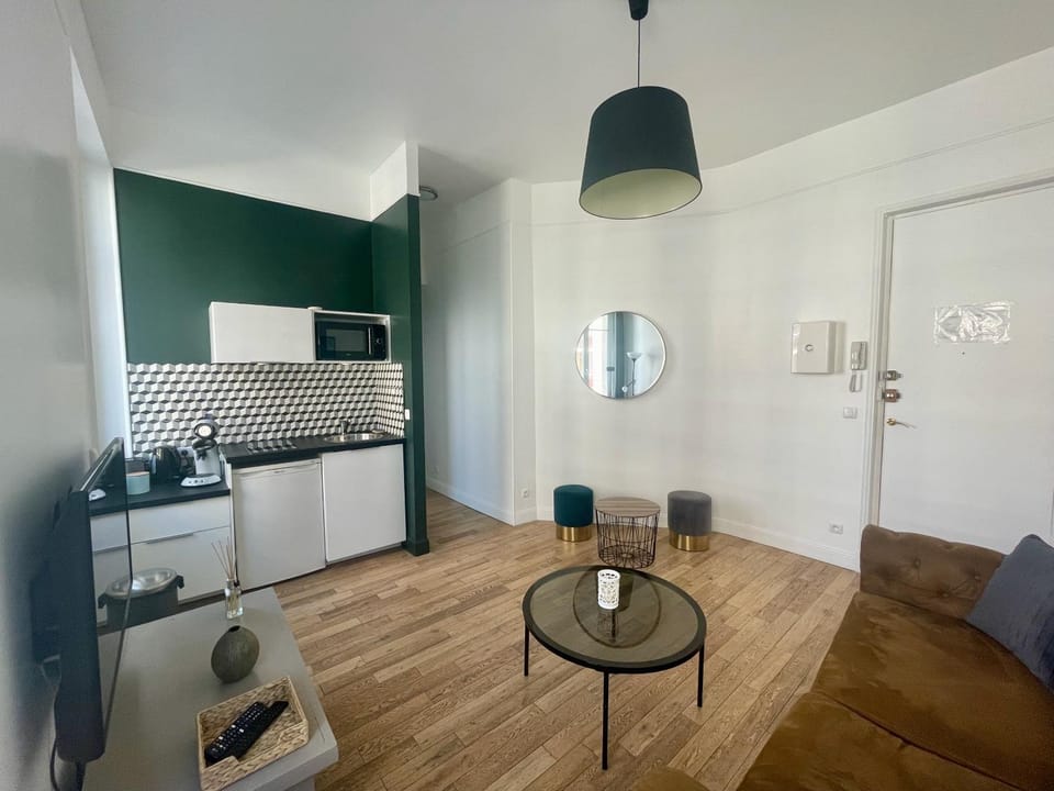 Kitchen or kitchenette, Living room, stove