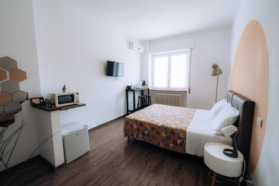 Bed, TV and multimedia, Photo of the whole room, Bedroom