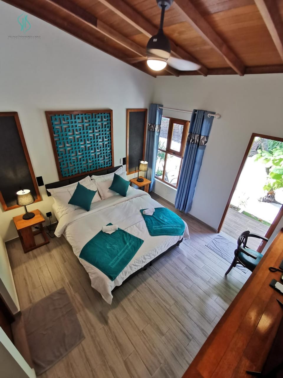 Property building, Bed, Living room, Photo of the whole room, Seating area, Bedroom, Area and facilities