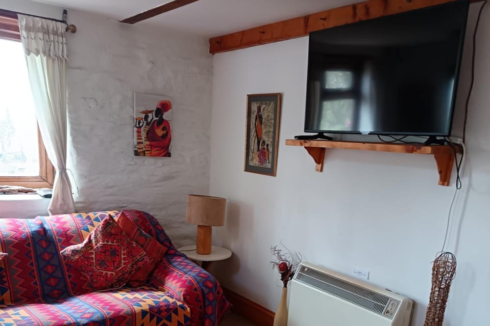 Inviting 2-Bed Cottage in Newcastle Emlyn House in Wales