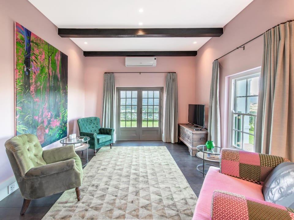 TV and multimedia, Living room, Photo of the whole room, Seating area, Evening entertainment