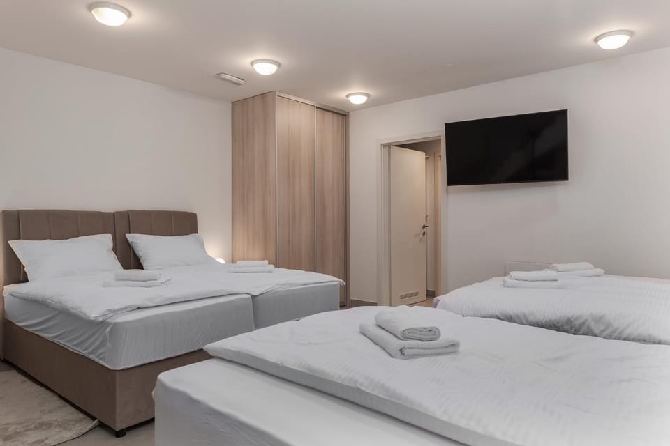 Bed, TV and multimedia, Photo of the whole room, Bedroom