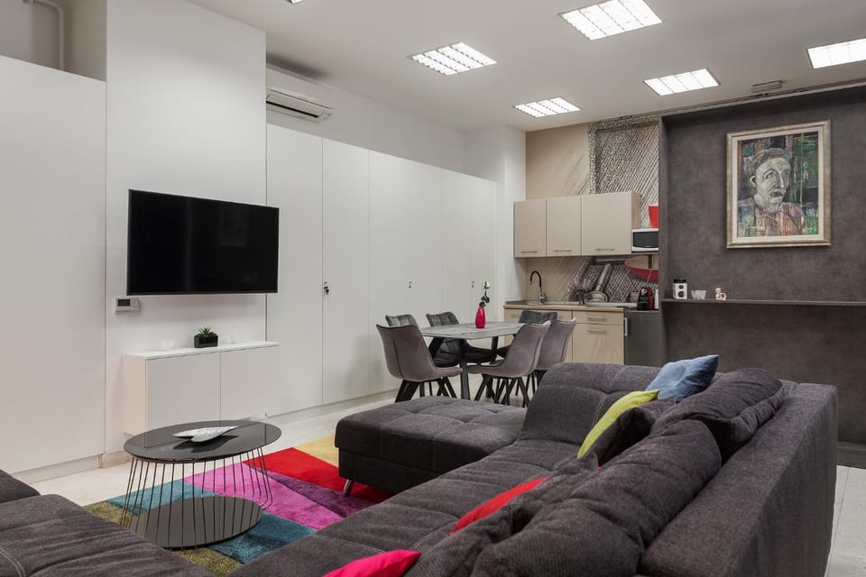 TV and multimedia, Kitchen or kitchenette, Living room, Seating area, Dining area