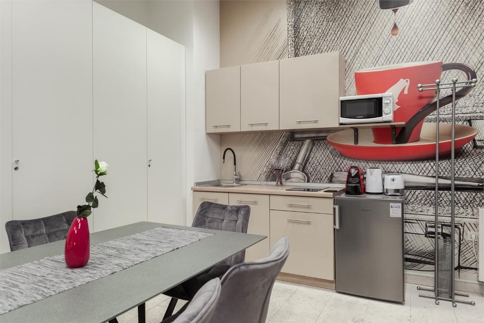 Food close-up, Kitchen or kitchenette, Seating area, Dining area, Alcoholic drinks, Non alcoholic drinks