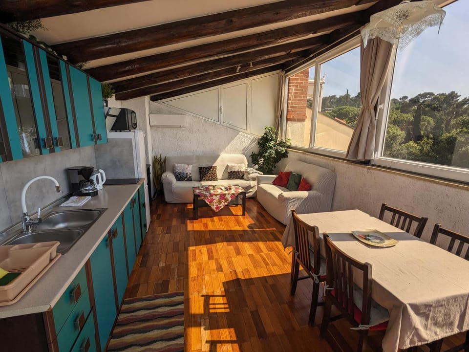 Kitchen or kitchenette, Living room, Seating area, Dining area