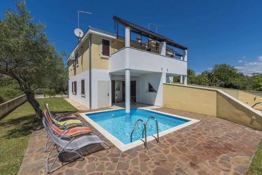 Property building, Garden, Balcony/Terrace, Seating area, Swimming pool