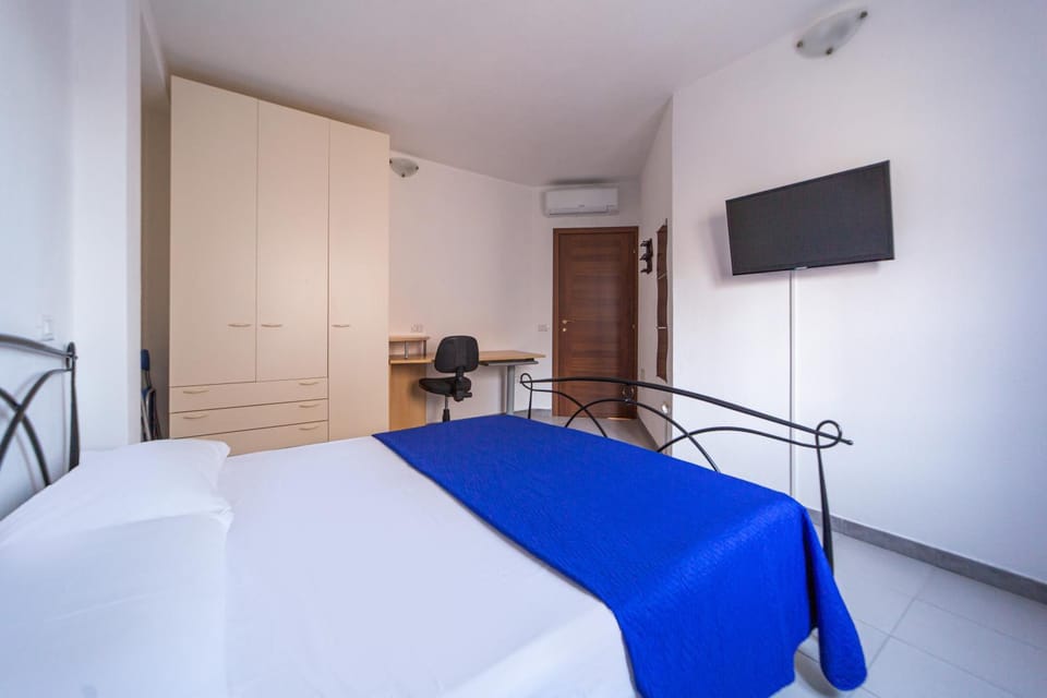 Bed, TV and multimedia, Photo of the whole room, Bedroom, hair dresser, wardrobe