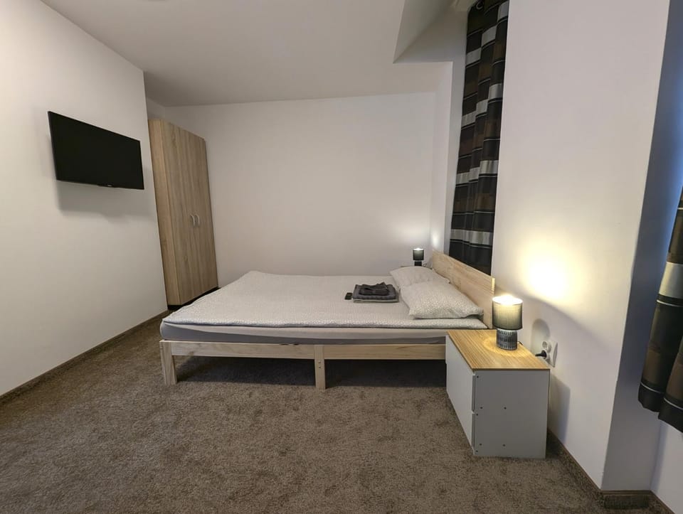 TV and multimedia, Photo of the whole room, Bedroom