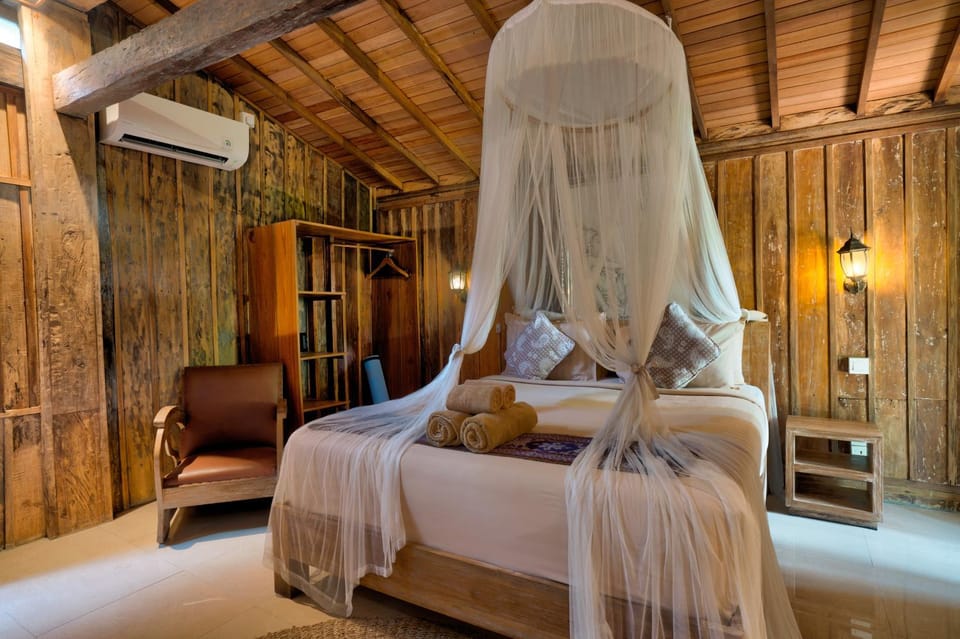 Photo of the whole room, Bedroom, air conditioner