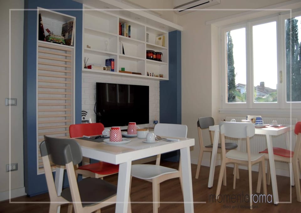 TV and multimedia, Kitchen or kitchenette, Living room, Seating area, Dining area