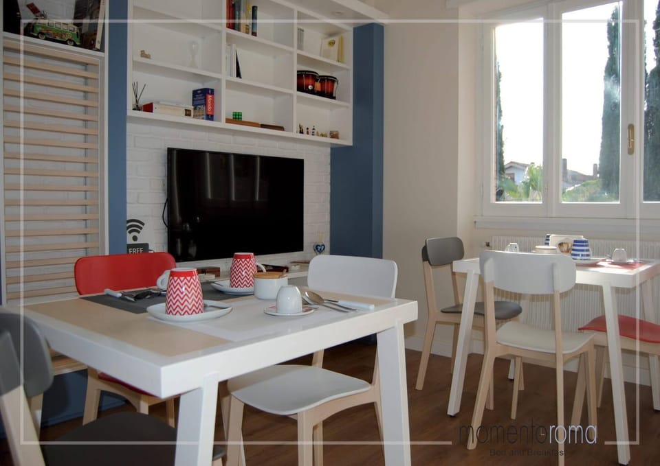 Communal lounge/ TV room, TV and multimedia, Living room, Decorative detail, Seating area, Dining area, Breakfast