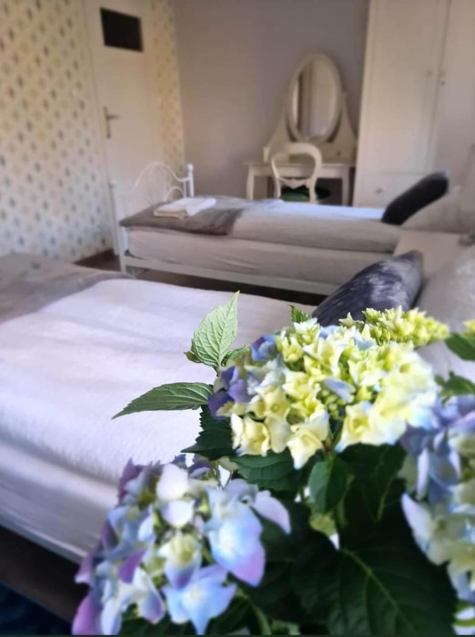 Photo of the whole room, Bedroom
