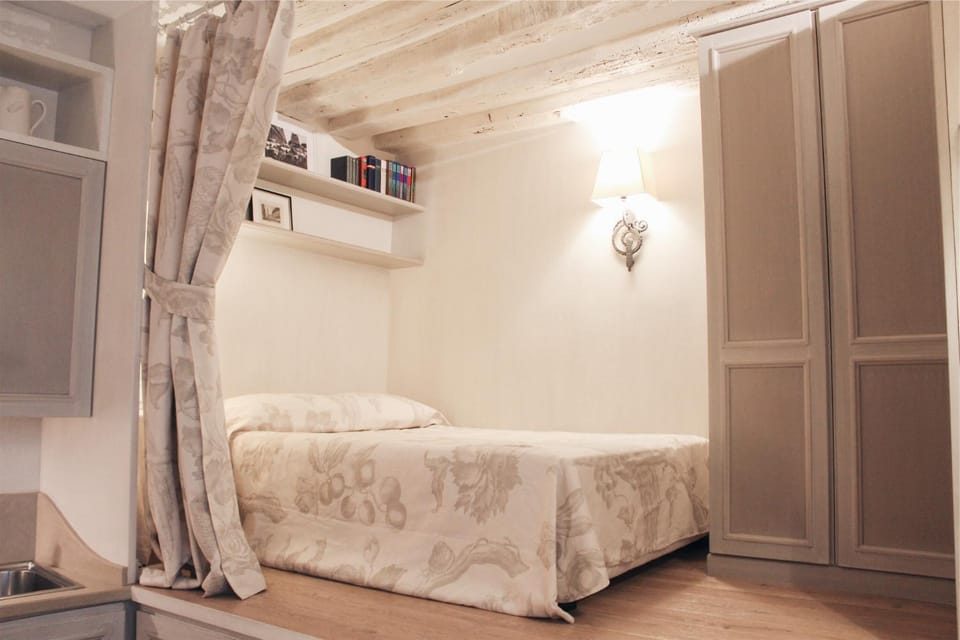 Louvre Charmant Studio Apartment in Paris