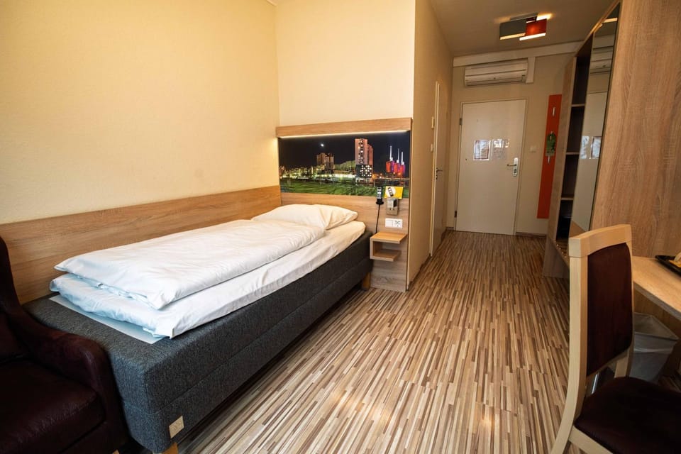Bed, Photo of the whole room, air conditioner