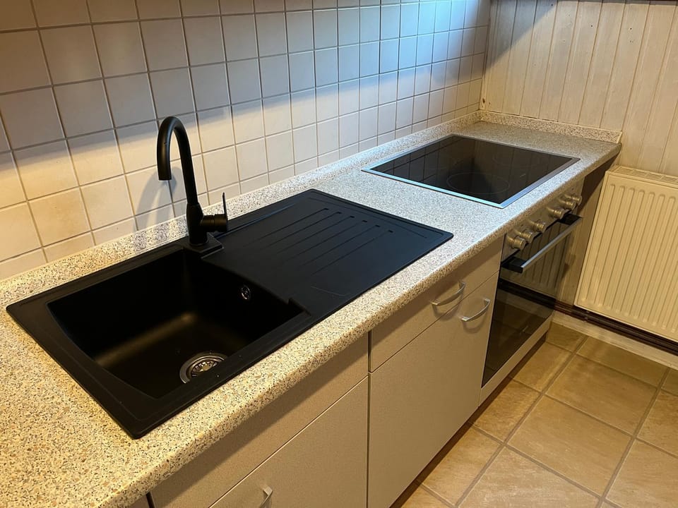 Kitchen or kitchenette, pet friendly, stove