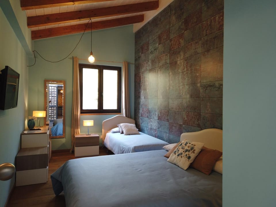 Photo of the whole room, Bedroom