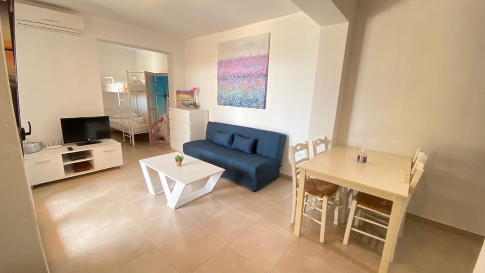 Communal lounge/ TV room, Kitchen or kitchenette, Living room, Seating area, Dining area, air conditioner