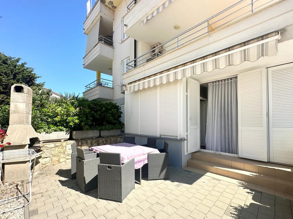 Property building, Patio, Day, Balcony/Terrace, Seating area, Dining area