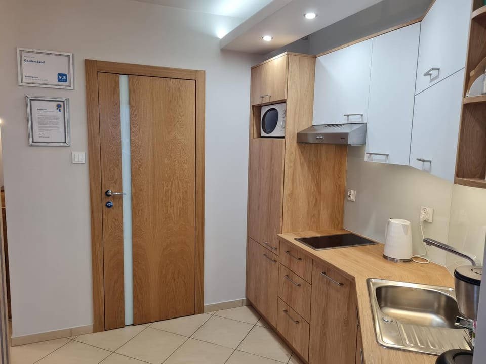 Kitchen or kitchenette, oven, stove