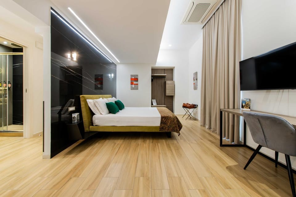 Bed, TV and multimedia, wardrobe