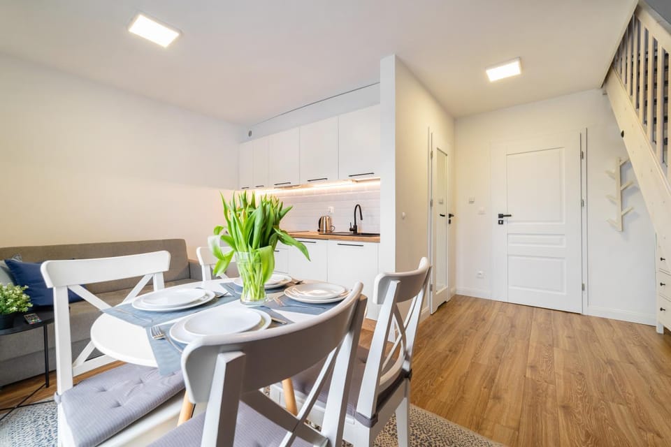 Kitchen or kitchenette, Living room, Seating area, Dining area