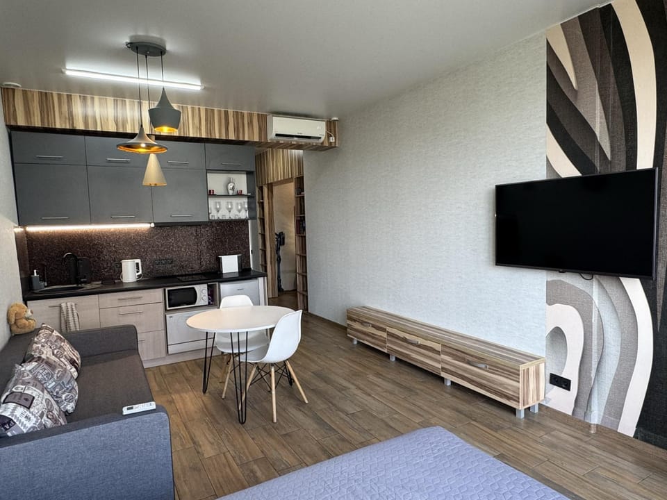 Communal lounge/ TV room, TV and multimedia, Kitchen or kitchenette, Dining area, air conditioner