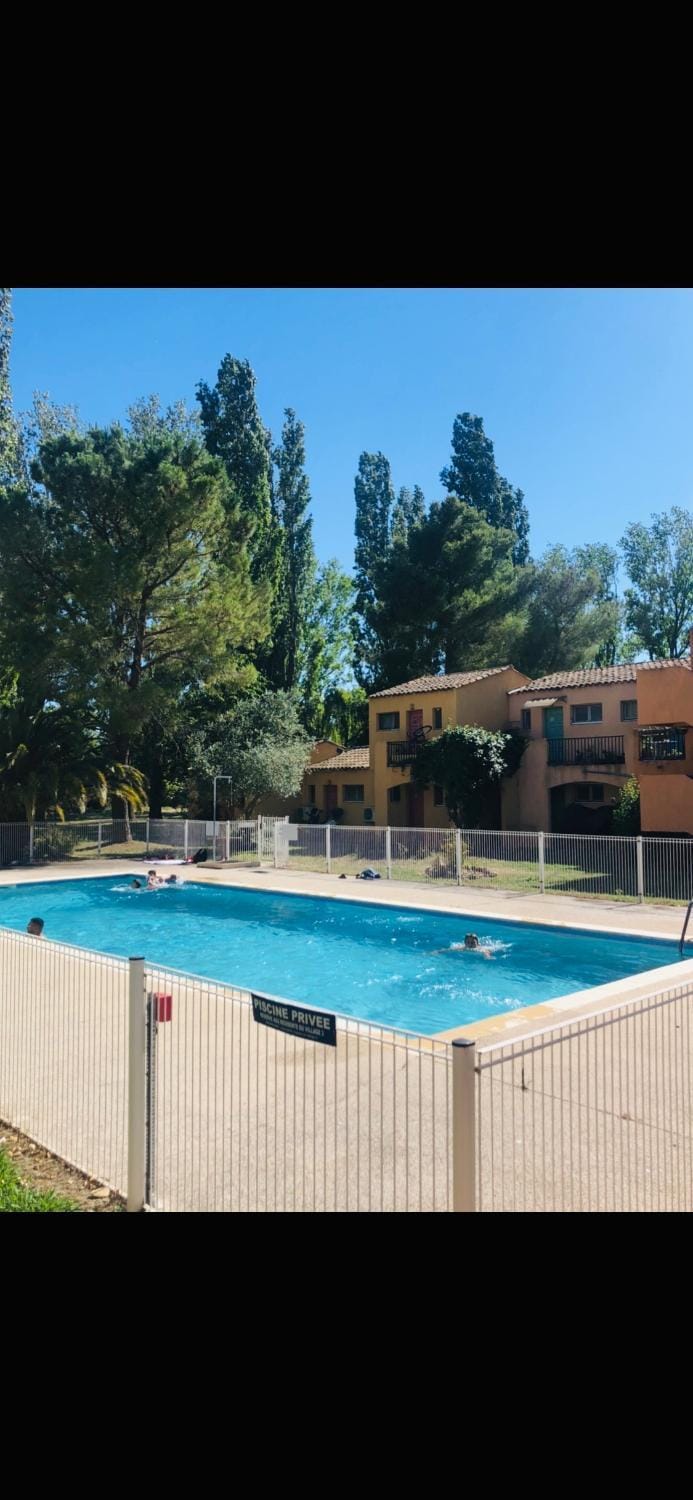 Appartement village 9 en résidence de vacances en Camargue Apartment in Arles