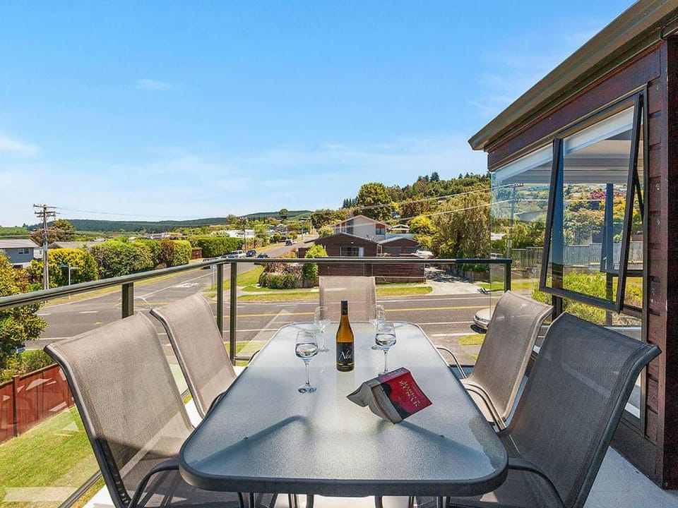 Acacia Bay Getaway - Lake Taupo Holiday Home House in Taupo