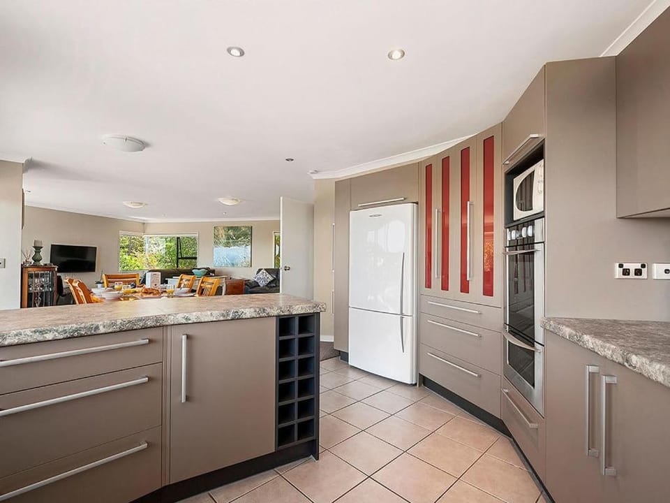 Acacia Bay Getaway - Lake Taupo Holiday Home House in Taupo