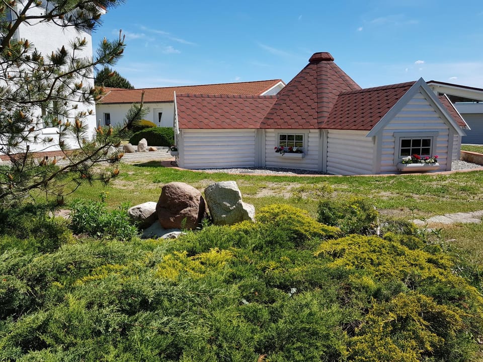 Communal lounge/ TV room, Garden
