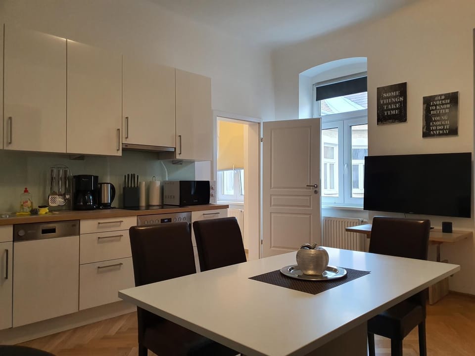 TV and multimedia, Coffee/tea facilities, Kitchen or kitchenette, Dining area, dishwasher, minibar, pet friendly, stove