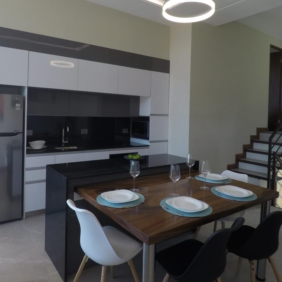 Kitchen or kitchenette, Dining area