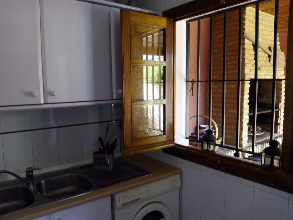 Coffee/tea facilities, Kitchen or kitchenette, Communal kitchen