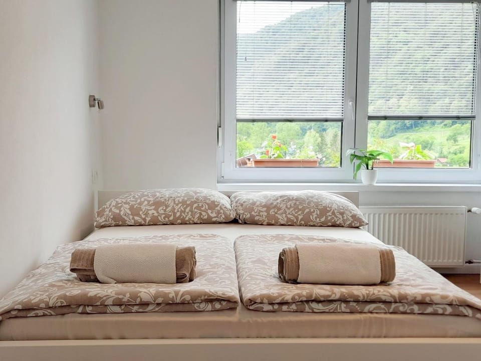 Bed, Bedroom, towels