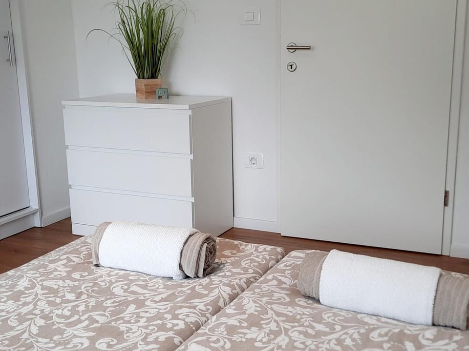 Bed, Bedroom, towels