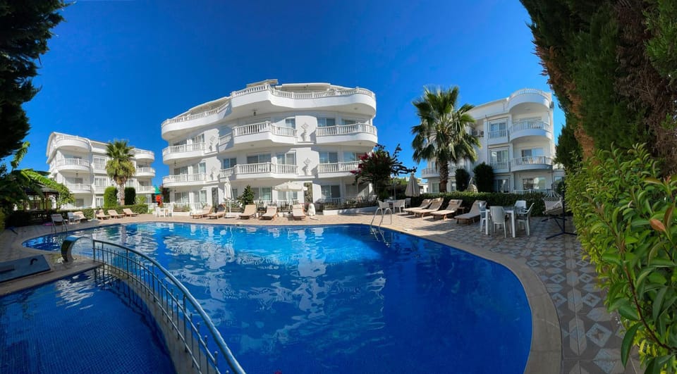 Property building, Pool view, Swimming pool, Swimming pool, sunbed