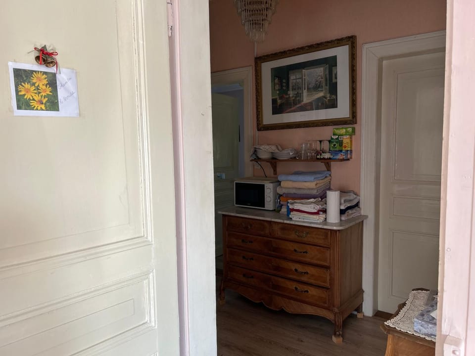 Chambre Arnica lit 140 wifi sdb partagée Bed and Breakfast in Vosges