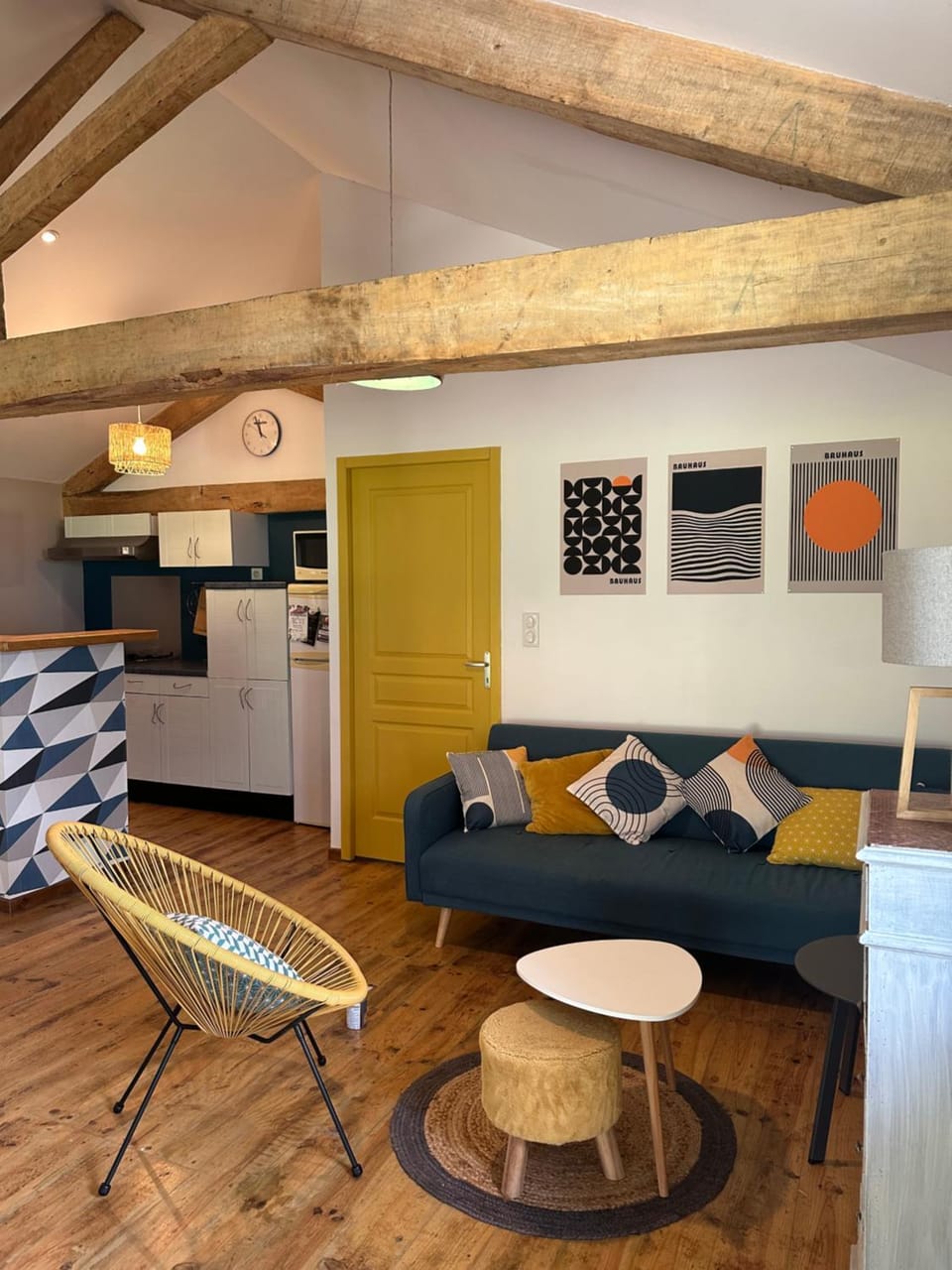 Kitchen or kitchenette, Living room, Seating area