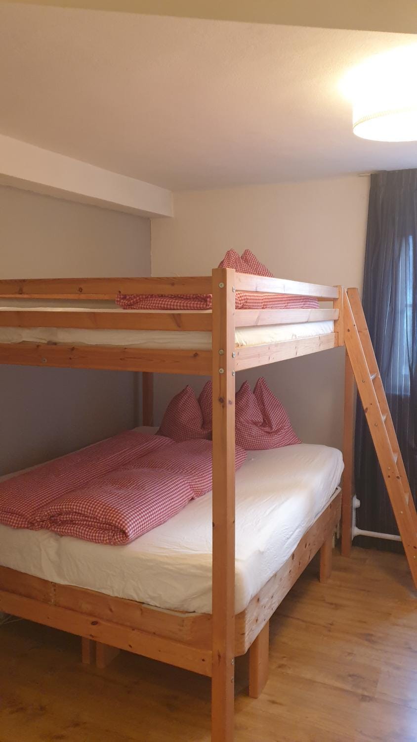 Bedroom, bunk bed