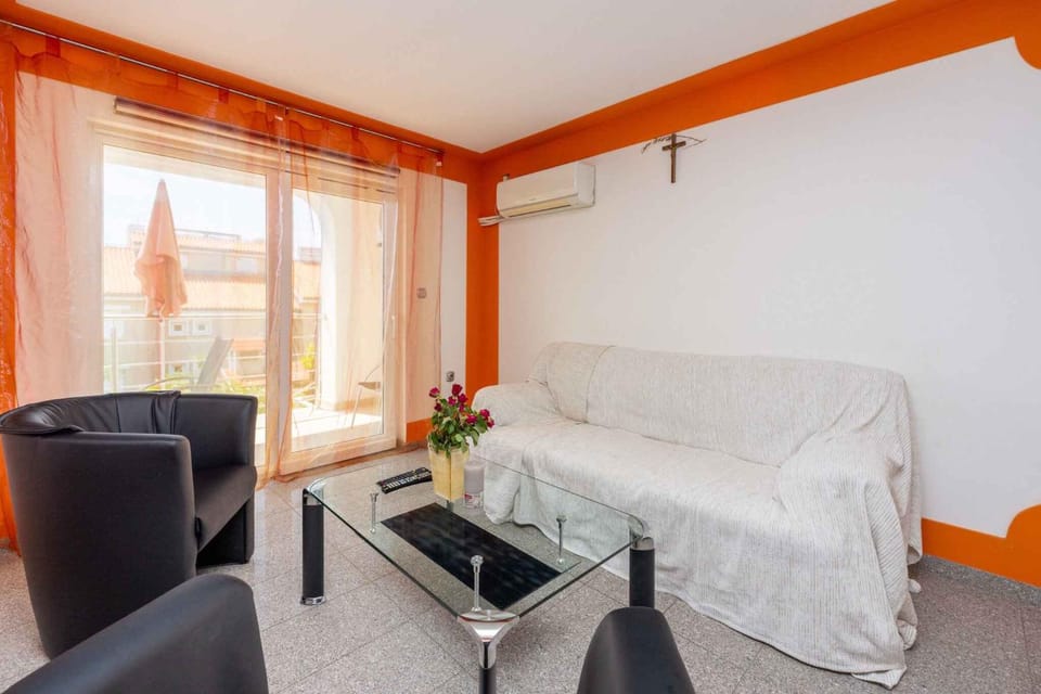 Balcony/Terrace, Living room, Seating area, air conditioner